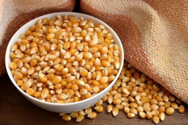 Masadaki ahşap kasede sarı mercimek