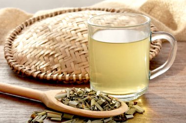 Bir fincan taze yeşil yapraklı bitki çayı ve bir bardak süt.