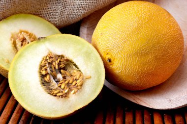 Tohumlarla dolu olgun kavun.