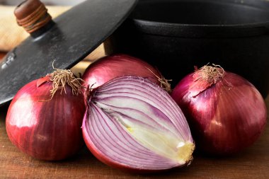 Tahta bir masada soğan ve sarımsak.