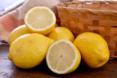 Tahta masada taze limonlar