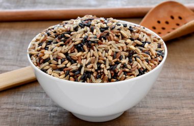 Tahta masada bir kase yulaf ezmesi.