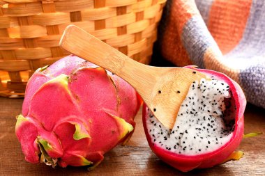 Tahta arka planda ejderha meyvesi