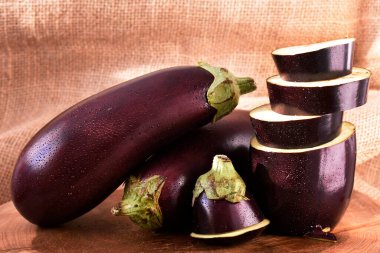 Tahta masada taze patlıcan.