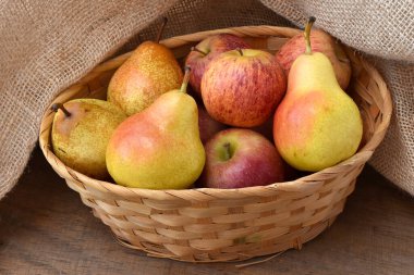 Tahta masada taze elmalar ve armutlar