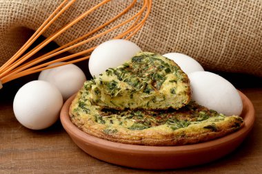 Ev yapımı, sebzeli ve baharatlı peynirli turta.