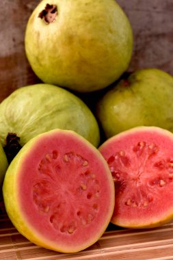 Tahta arka planda taze kırmızı guava meyvesi