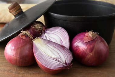 Tahta bir masada soğan ve sarımsak.