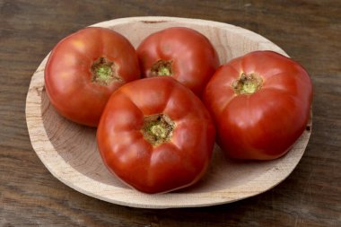 Tahta masada taze domatesler.