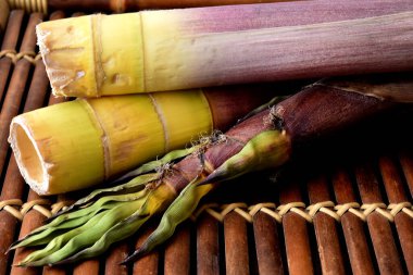Kahverengi bambu tepsisi ve kırsal kumaş üzerinde oryantal pişirme için bambu parçaları.
