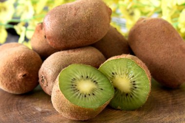 kivi meyvesi ahşap masada