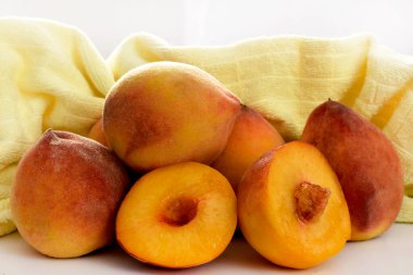 Taze şeftali meyvesi 