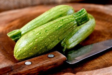 Tahta masada taze organik kabak. 