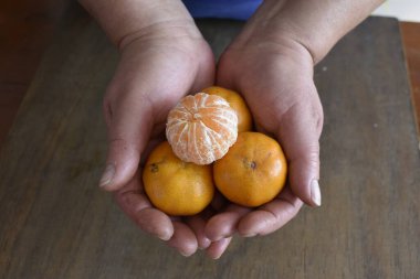 Mandalina tutan kadın elleri