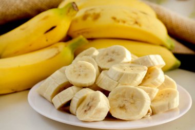 Tahta bir masada muzlar