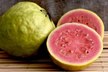 Tahta arka planda taze kırmızı guava meyvesi