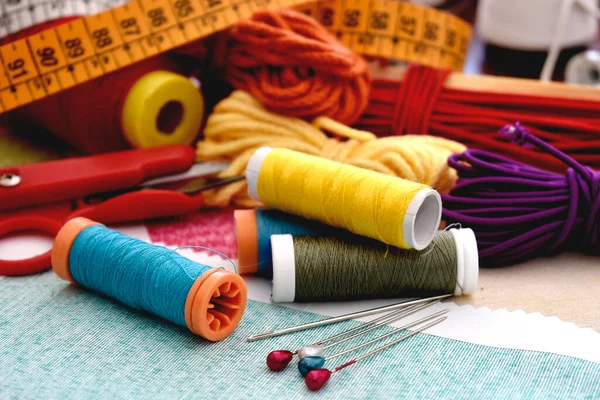 Set Naaibenodigdheden Naalden Scharen Een Houten Ondergrond — Stockfoto