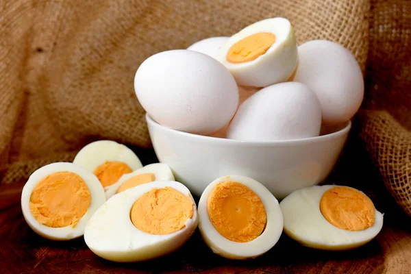 Bir kasede haşlanmış yumurta.