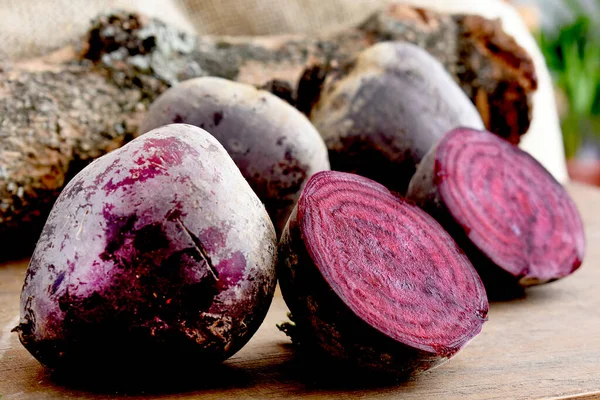 Aubergines Fraîches Crues Rouges Violettes Sur Une Table Bois — Photo