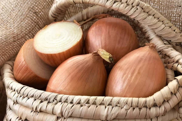 Cebolas Uma Cesta Uma Mesa Madeira — Fotografia de Stock