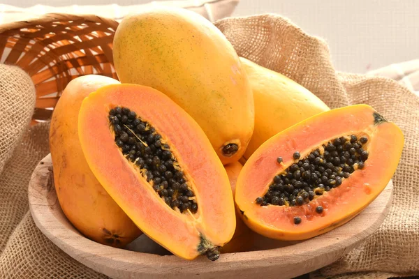 Ahşap arka planda papaya meyvesi