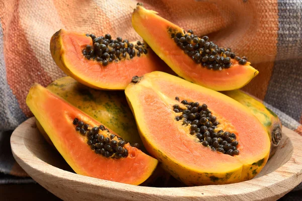 Ahşap arka planda papaya meyvesi