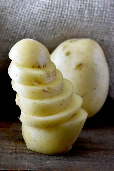 Batatas Uma Mesa Madeira — Fotografia de Stock