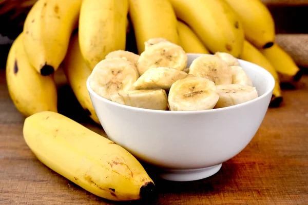 Bos Bananen Een Houten Tafel — Stockfoto