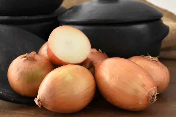 Cebolla Cesta Sobre Mesa Madera —  Fotos de Stock