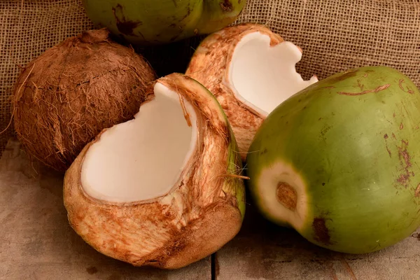 Čerstvé Kokosy Dřevěném Pozadí — Stock fotografie