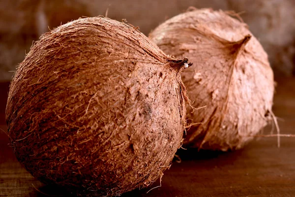 Die Hälfte Der Kokosnüsse Auf Einem Hölzernen Hintergrund — Stockfoto