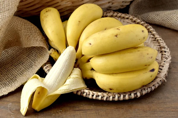 Bananas Ramo Uma Mesa Madeira — Fotografia de Stock
