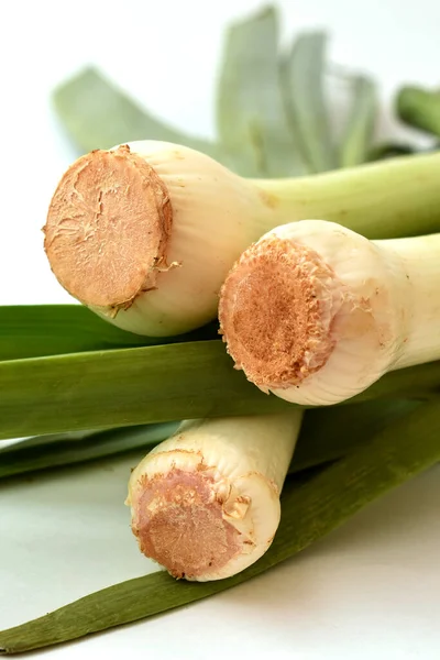 Frische Und Gesunde Bio Zwiebeln Auf Einem Holztisch — Stockfoto