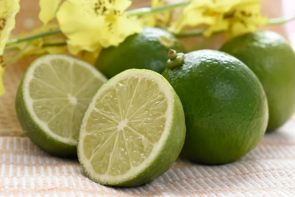 Verse Groene Limoenen Tafel — Stockfoto