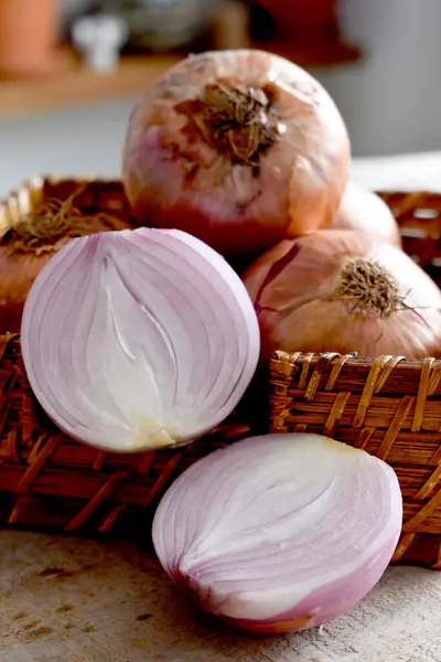 Frische Zwiebeln Einem Korb Auf Einem Holztisch — Stockfoto