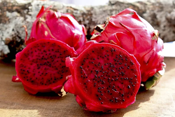 Pitaya Roja Sobre Mesa Madera Tela Rústica Fondo —  Fotos de Stock