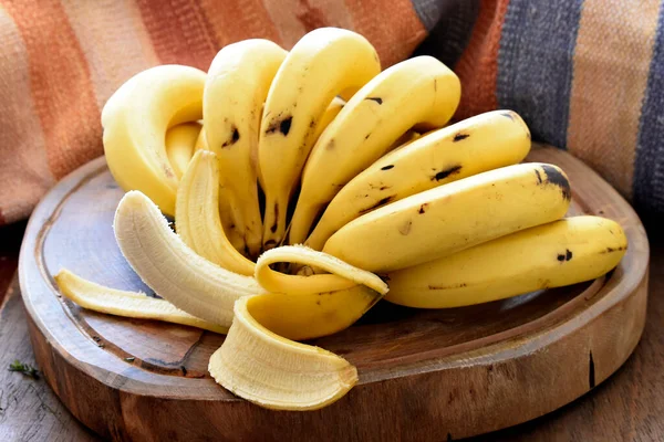 Racimo Plátanos Sobre Fondo Madera — Foto de Stock