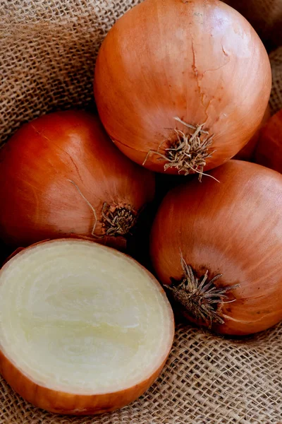 Zwiebeln Und Knoblauch Auf Einem Holztisch — Stockfoto