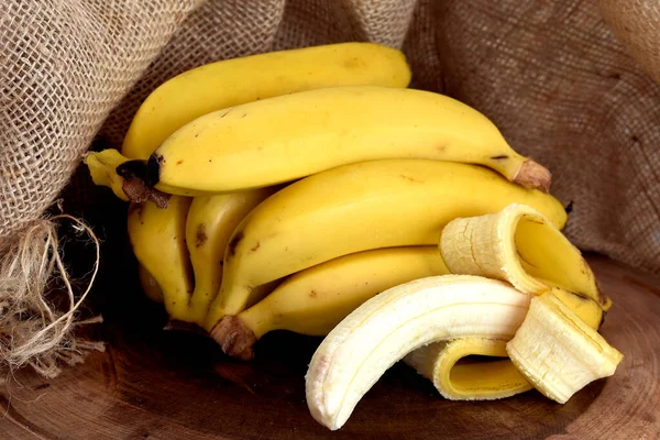 Monte Bananas Frescas Fundo Madeira — Fotografia de Stock