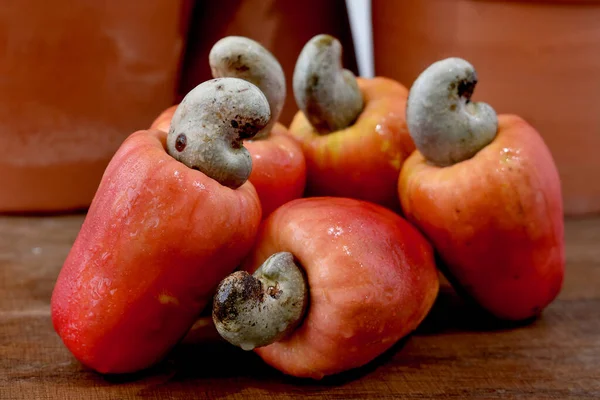 Lite Cashewfrukt Ett Träbord — Stockfoto