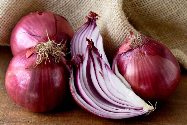 Red Onions Onion Wooden Table — Fotografia de Stock