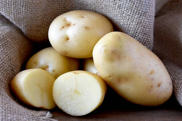 Kartoffeln Auf Einem Holztisch — Stockfoto
