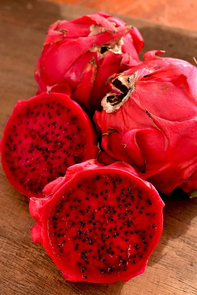 Pitaya Rossa Tavolo Legno Tessuto Rustico Sullo Sfondo — Foto Stock