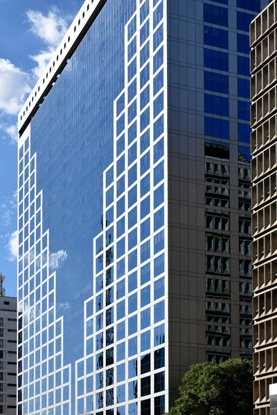 Edificio Moderno Con Cielo Blu — Foto Stock