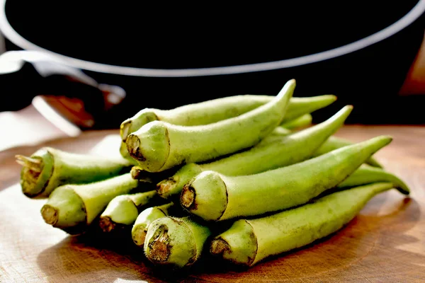 Okra Vert Frais Sur Table Bois — Photo