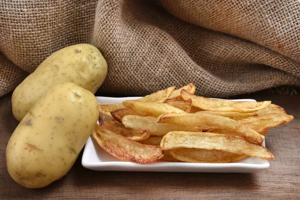 Kartoffelchips Mit Salz Und Gewürzen Auf Einem Holztisch — Stockfoto