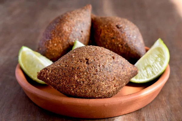 Kibbeh Lebanés Frito Con Rodajas Limón Rellenas Carne Plato Cerámica — Foto de Stock