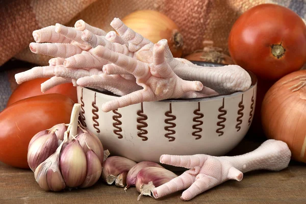 Ωμά Πόδια Κοτόπουλου Και Λαχανικά Ξύλινο Τραπέζι — Φωτογραφία Αρχείου
