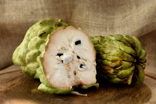 Fruto Atemoya Uma Cesta Mesa Madeira Tecido Rústico Terra Traseira — Fotografia de Stock