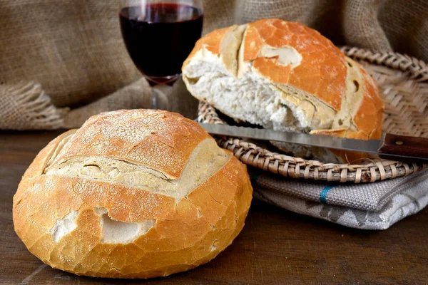 Tahta masada ekmek ve bir bardak şarap.